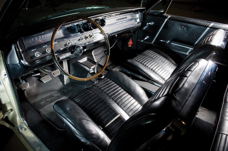  Pontiac 2+2 Sport Coupe 1965 года  (фото 5 из 16)